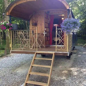 https://roulotte-le-domaine-des-ecrevisses.hotels-rhonealpes.com